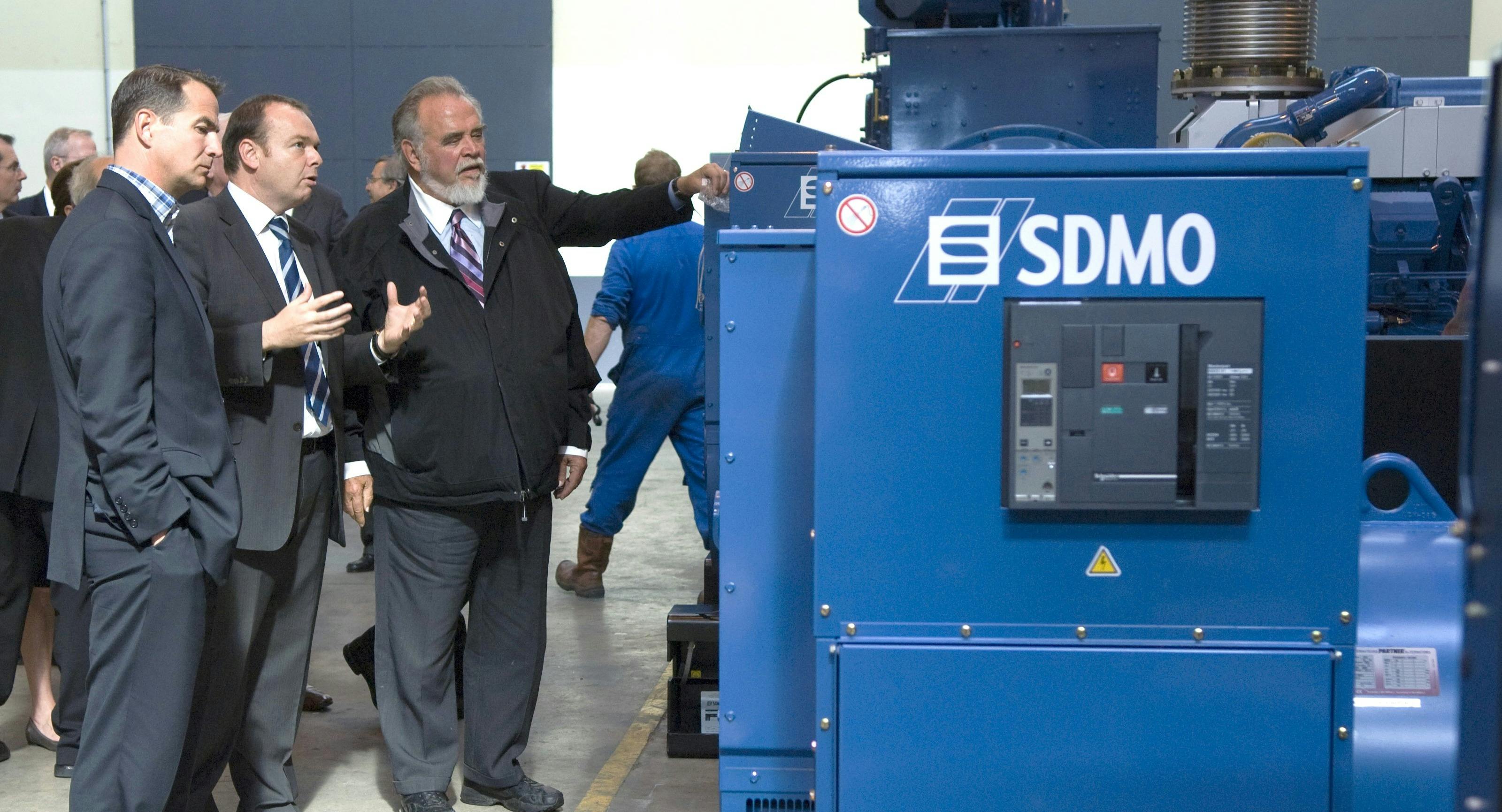 David Kohler, Herbert Kohler et Hervé Prigent lors d'une visite de l'usine de Kohler-Sdmo